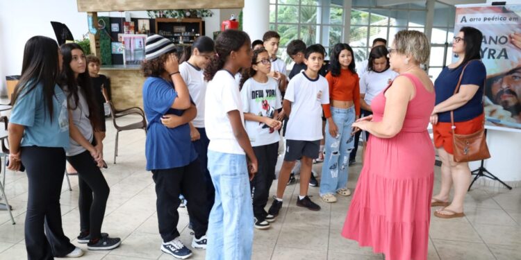 Alunos da rede municipal participam de visita educativa ao Teatro Mario Covas