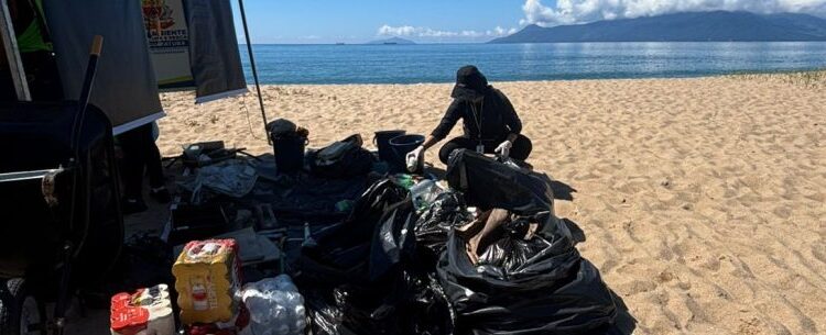 Limpeza de praias recolhe mais de 952 quilos de resíduos em março e reforça preservação do litoral em Caraguatatuba