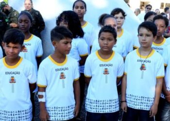 Caraguatatuba prepara entrega de 20,5 mil kits de uniforme escolar para rede municipal