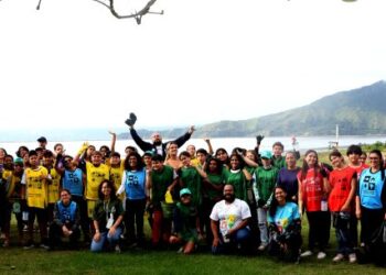 Estudantes da rede municipal participam de mutirão e recolhem mais de 35 kg de resíduos na Praia do Porto Novo