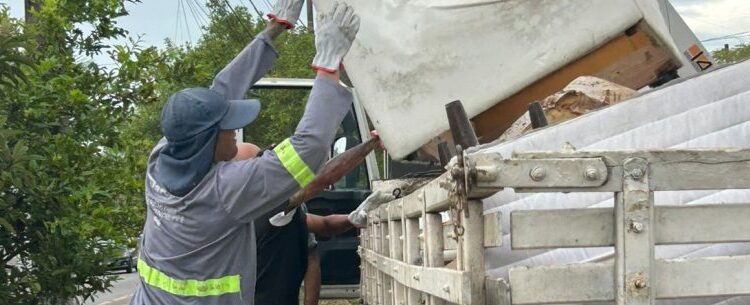 Prefeitura realiza Operação “Cata-Treco” pelas ruas da Ponte Seca em Caraguatatuba