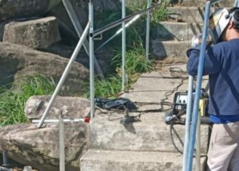 Revitalização do corrimão da trilha da Pedra do Jacaré na Prainha entra na fase de acabamento