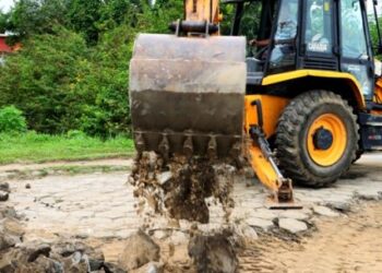 Prefeitura de Caraguatatuba recupera trecho da Avenida Garça no Jardim Gaivotas e via fica interditada no período