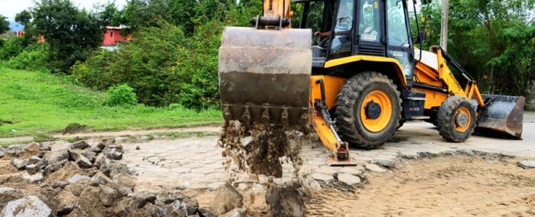 Prefeitura de Caraguatatuba recupera trecho da Avenida Garça no Jardim Gaivotas e via fica interditada no período