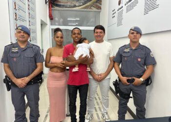 Cristian Bota homenageia policiais que salvaram bebê em Caraguatatuba