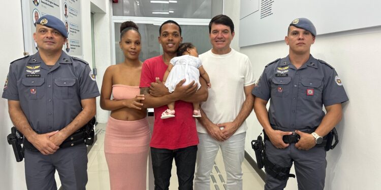 Cristian Bota homenageia policiais que salvaram bebê em Caraguatatuba