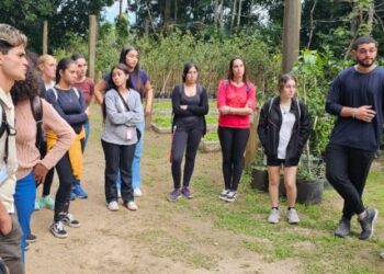 Viveiro Municipal de Caraguatatuba recebe alunos do IFSP em atividade de educação ambiental
