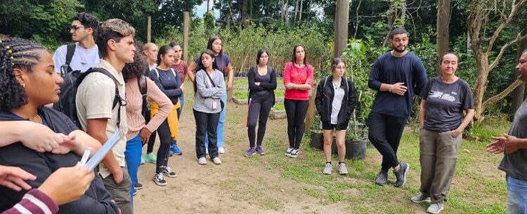Viveiro Municipal de Caraguatatuba recebe alunos do IFSP em atividade de educação ambiental