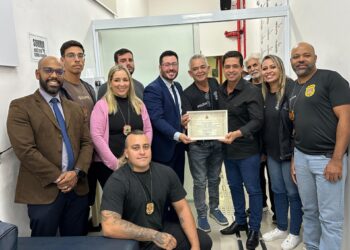 Antonio Carlos Junior homenageia equipe da Polícia Civil de Caraguatatuba