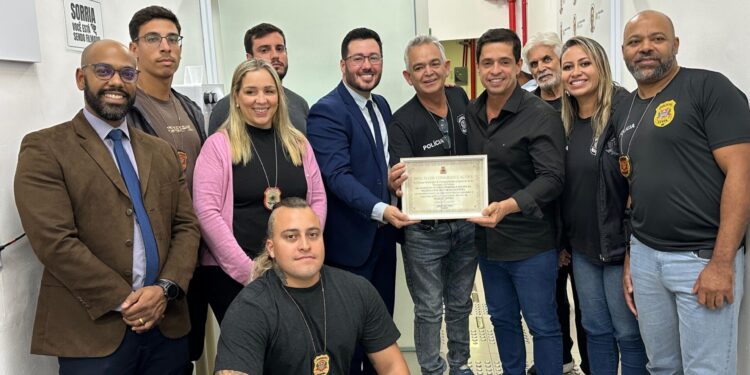 Antonio Carlos Junior homenageia equipe da Polícia Civil de Caraguatatuba