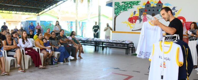 Caraguatatuba inicia entrega de 20,5 mil kits de uniforme escolar em toda rede municipal
