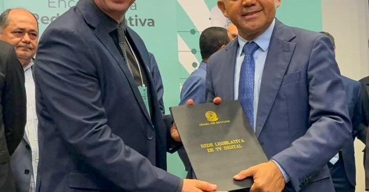Presidente da Câmara firma acordo para implantação da TV Legislativa em Caraguatatuba