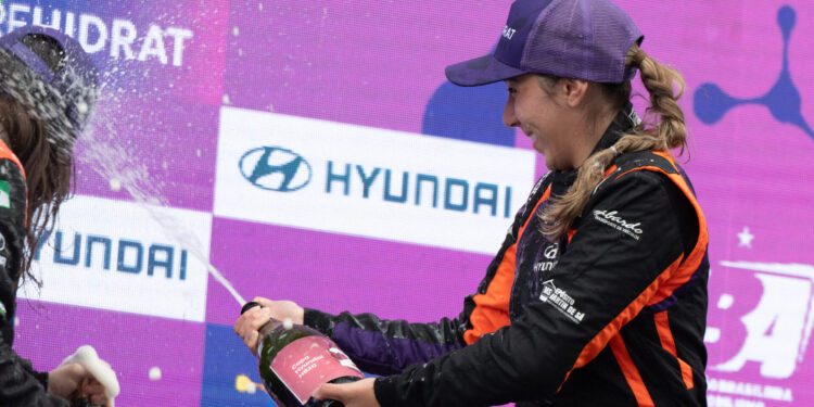 Anna Luiza supera abandono e retorna ao pódio em Interlagos