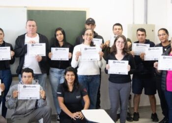 Alunos recebem certificado de conclusão do curso de Almoxarife e Estoquista em Caraguatatuba
