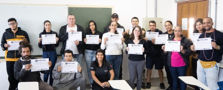 Alunos recebem certificado de conclusão do curso de Almoxarife e Estoquista em Caraguatatuba