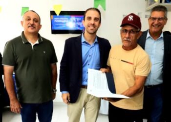 Governo Municipal entrega títulos de regularização fundiária para moradores de núcleos distintos