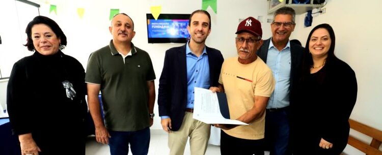 Governo Municipal entrega títulos de regularização fundiária para moradores de núcleos distintos
