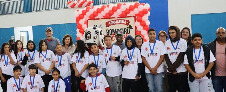 Programa Bombeiro na Escola forma 770 estudantes da rede municipal de Caraguatatuba