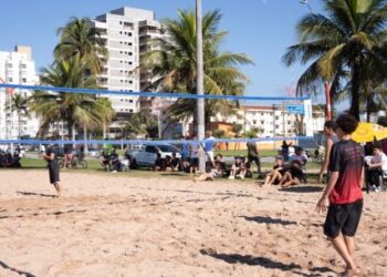 Festival de Vôlei de Praia reúne 24 equipes e abre programação do Caraguá Agita Esportes