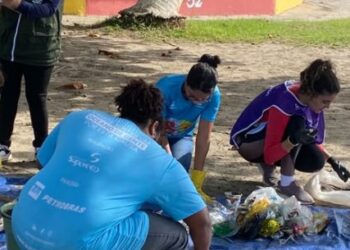 Ação de limpeza na Praia do Porto Novo recolhe mais de 500 resíduos durante mutirão ambiental