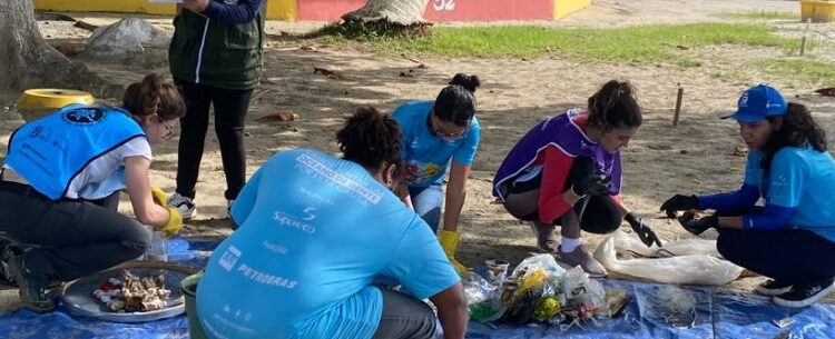 Ação de limpeza na Praia do Porto Novo recolhe mais de 500 resíduos durante mutirão ambiental