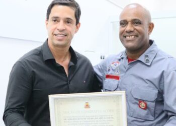 Bombeiro que alia resgate e educação recebe homenagem proposta por Antonio Carlos Junior