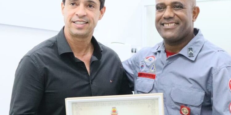 Bombeiro que alia resgate e educação recebe homenagem proposta por Antonio Carlos Junior