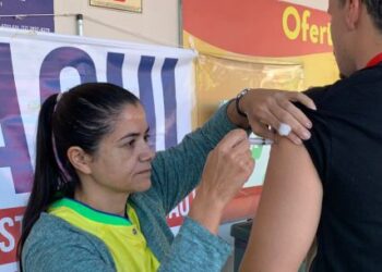 Caraguatatuba vacina população contra gripe em supermercados nesta quinta e sexta-feira