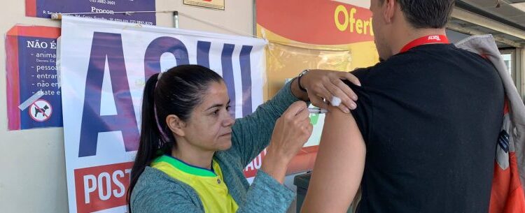 Caraguatatuba vacina população contra gripe em supermercados nesta quinta e sexta-feira