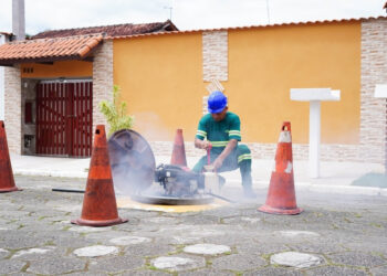 Ubatuba inicia inspeção contra esgoto irregular com teste de fumaça