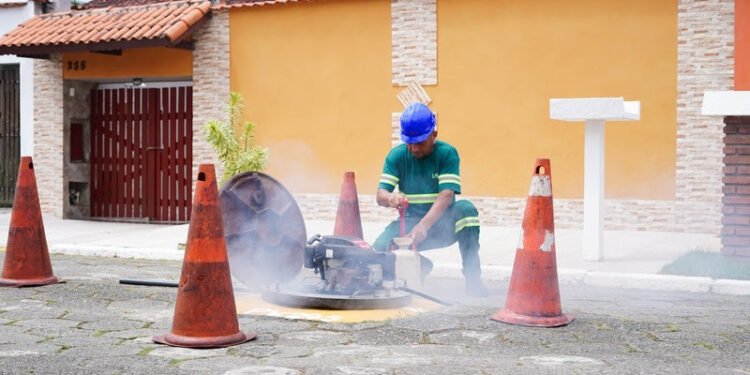 Ubatuba inicia inspeção contra esgoto irregular com teste de fumaça