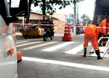 Caraguatatuba realiza trabalho de revitalização da sinalização horizontal em vários bairros da cidade