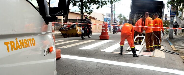 Caraguatatuba realiza trabalho de revitalização da sinalização horizontal em vários bairros da cidade