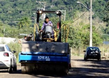 Prefeitura de Caraguatatuba executa obras de pavimentação em ruas do Pegorelli e Perequê-Mirim
