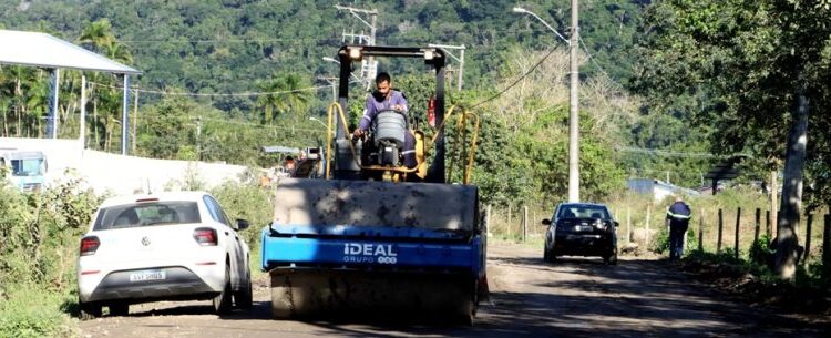 Prefeitura de Caraguatatuba executa obras de pavimentação em ruas do Pegorelli e Perequê-Mirim