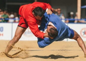 Caraguatatuba recebe Mundial de Sambo de Praia e evidencia esporte de combate inédito no país
