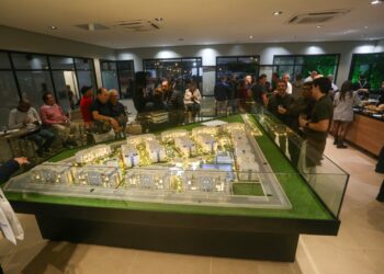Coquetel reúne convidados na inauguração do apartamento decorado do maior empreendimento imobiliário de Ubatuba