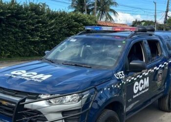 Agentes da GCM de Caraguatatuba prendem mulher por trafico de drogas no bairro Jardim Jaqueira