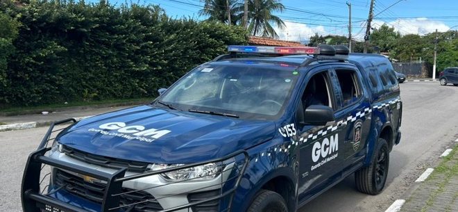 Agentes da GCM de Caraguatatuba prendem mulher por trafico de drogas no bairro Jardim Jaqueira