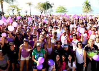 Fundo Social reúne mais de 400 pessoas na caminhada do Agosto Lilás de combate à violência contra a mulher