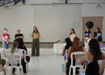 Fundo Social entrega kit para gestantes durante palestra do Agosto Dourado sobre importância do aleitamento materno