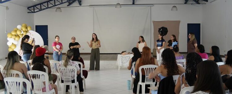 Fundo Social entrega kit para gestantes durante palestra do Agosto Dourado sobre importância do aleitamento materno