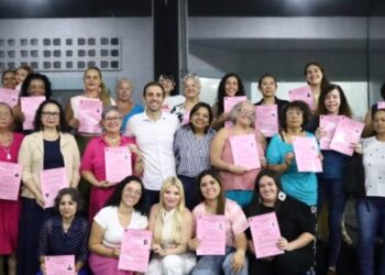 Prefeitura de Caraguatatuba faz a entrega de alvarás para artesãs que participam da Feira de Mulheres Empreendedoras do Tinga