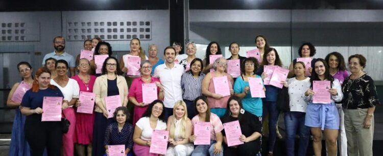 Prefeitura de Caraguatatuba faz a entrega de alvarás para artesãs que participam da Feira de Mulheres Empreendedoras do Tinga
