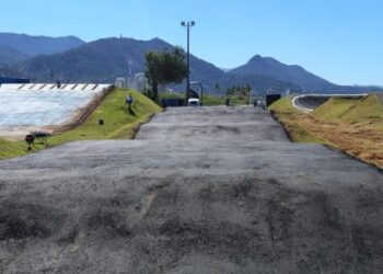 Prefeitura de Caraguatatuba inicia reforma da Pista de Bicicross no Indaiá