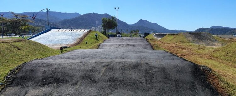 Prefeitura de Caraguatatuba inicia reforma da Pista de Bicicross no Indaiá