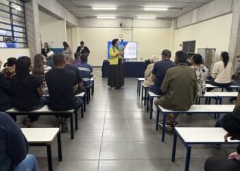 Moradores do Núcleo Paulino Ferreira recebem título de regularização fundiária