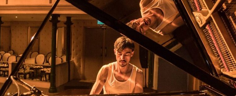Teatro Mario Covas recebe especial Queen com Bruno Hrabovsky neste domingo