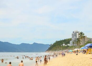 Caraguatatuba mantém 14 praias monitoradas pela Cetesb próprias para banho
