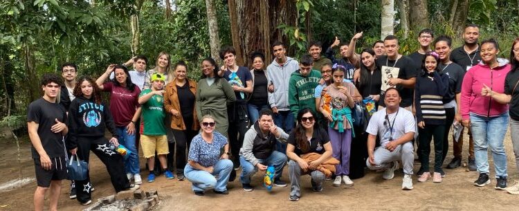Viveiro Municipal recebe estudantes para atividade de educação ambiental em Caraguatatuba
